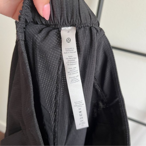 Lululemon ventlight cargo MR crop size 8 - Picture 6 of 6